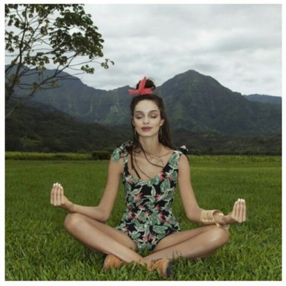 For love and lemons black green Hawaiian floral print sleeveless aloha romper - Picture 3 of 12